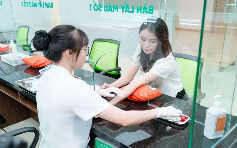 Tùy tình trạng sức khỏe, bác sĩ có thể chỉ định xét nghiệm máu phù hợp 