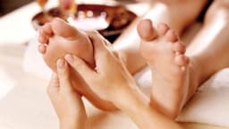 Bấm huyệt chân: Khám phá lợi ích, các huyệt đạo quan trọng và cách thực hiện tại nhà