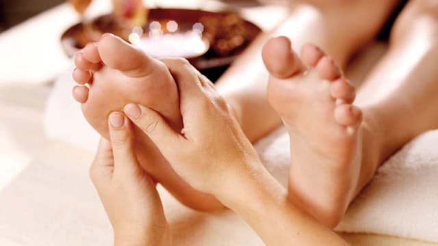 Bấm huyệt chân: Khám phá lợi ích, các huyệt đạo quan trọng và cách thực hiện tại nhà