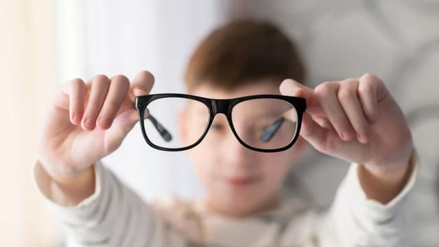 Bất đồng khúc xạ: Nguyên nhân và điều trị