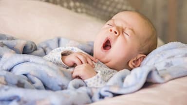 Bé 1 tháng tuổi ngủ bao nhiêu tiếng 1 ngày? Lịch ngủ phù hợp để trẻ phát triển khỏe mạnh
