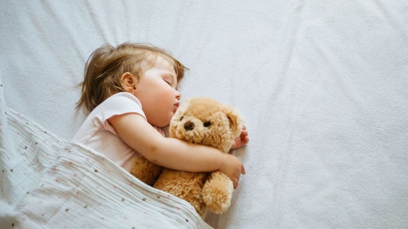 Cha mẹ không nên quá lo lắng nếu trẻ thường xuyên thức giấc vào ban đêm trong giai đoạn đầu