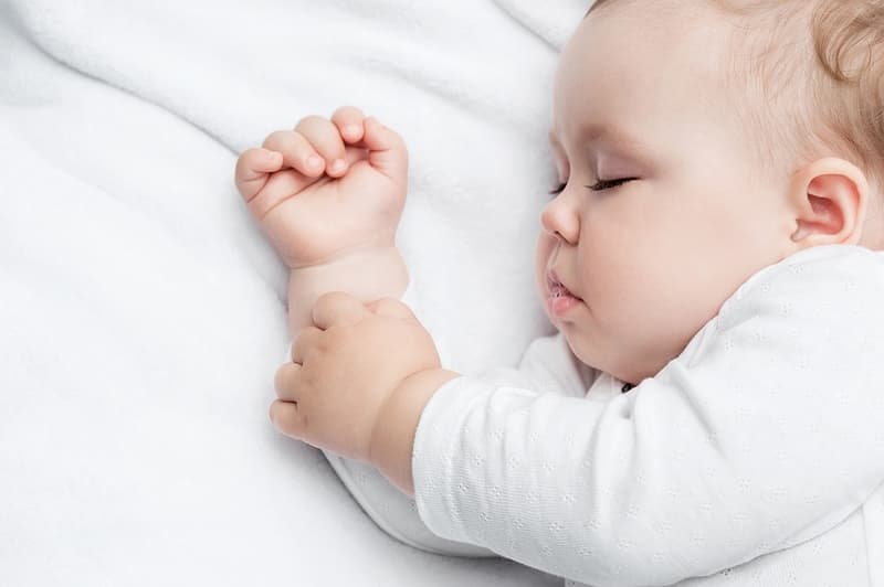 Giấc ngủ ban ngày và ban đêm đều quan trọng đối với sự phát triển của trẻ 
