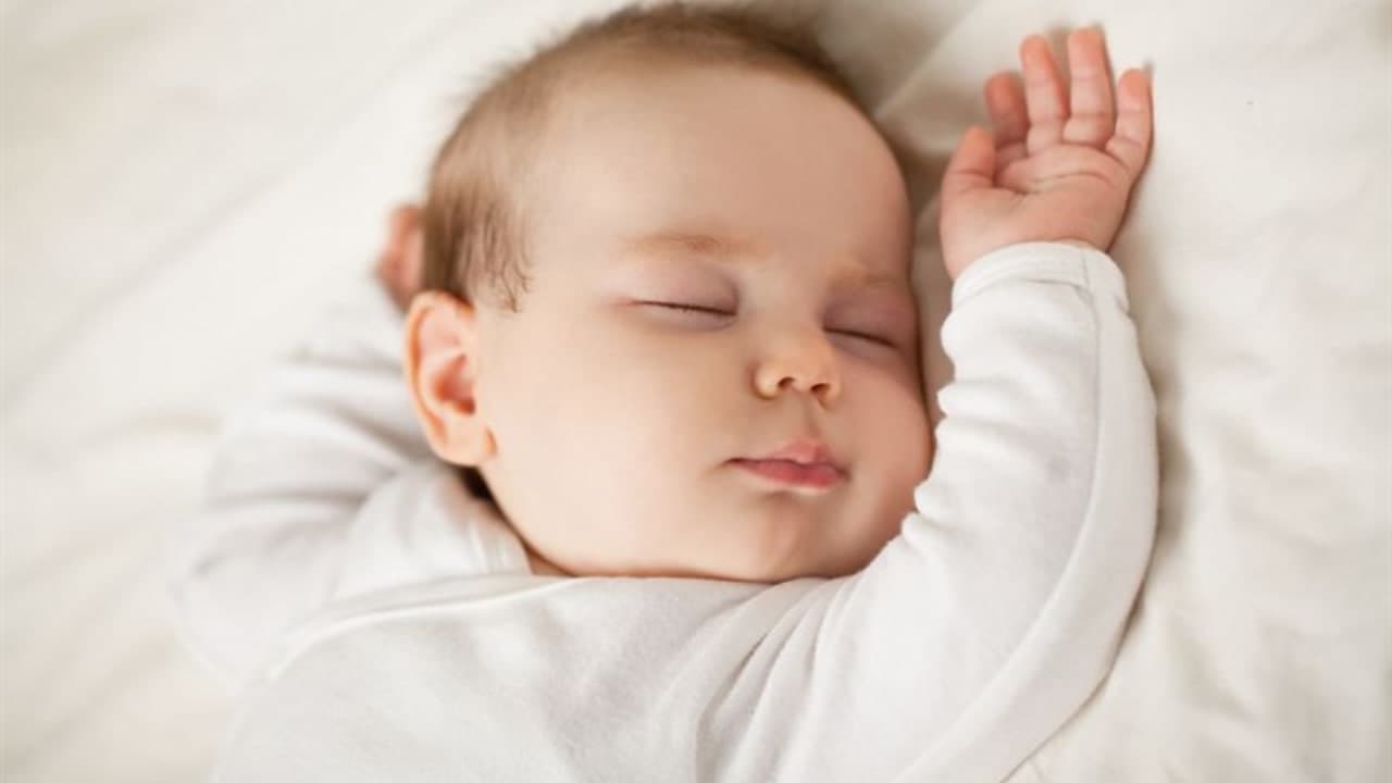 Bé 4 tháng ngủ bao nhiêu tiếng 1 ngày? Cách phân bổ giấc ngày, giấc đêm hợp lý