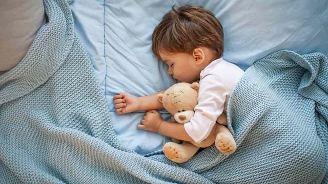 Bé 7 tháng ngủ bao nhiêu tiếng 1 ngày? Lịch ngủ phù hợp để trẻ phát triển khỏe mạnh