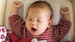 Bé 8 tháng ngủ bao nhiêu tiếng 1 ngày? Gợi ý nhịp sinh hoạt khoa học trong ngày