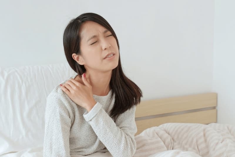 Đau cổ vai gáy là hiện tượng các cơ vùng vai và cổ bị co cứng khiến đau nhức và khó xoay đầu
