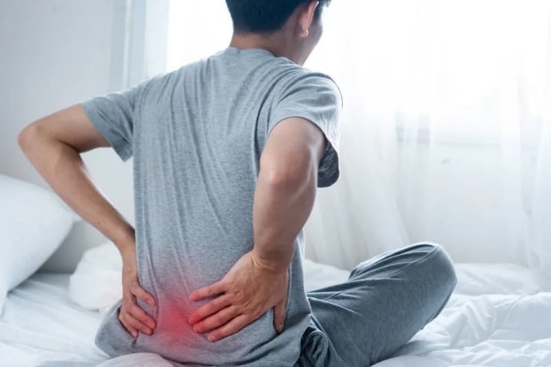 Cơn đau lưng dưới khiến người bệnh khó khom lưng, đứng lên hoặc ngồi xuống