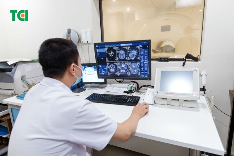 Thăm khám và kiểm tra sức khỏe định kỳ giúp phát hiện bất thường, đánh giá nguy cơ đột quỵ từ sớm. 