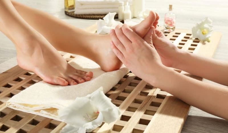 Một số người sử dụng massage chân, day ấn hoặc bấm các huyệt đạo bàn chân để giảm cảm giác mỏi và khó chịu ở chi dưới