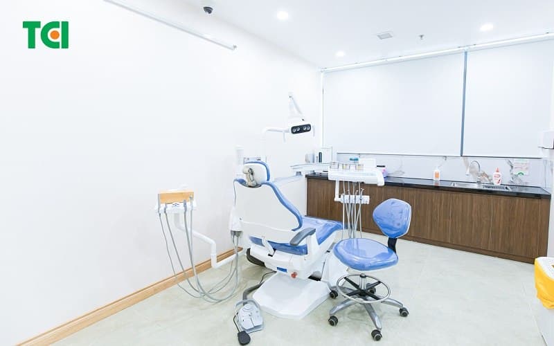 Nên chọn bác sĩ răng hàm mặt làm việc ở những phòng khám có trang thiết bị hiện đại