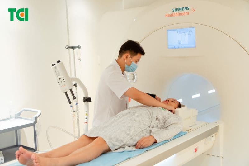 Chụp MRI có thể hỗ trợ chẩn đoán, phân biệt các nguyên nhân gây đau đầu.