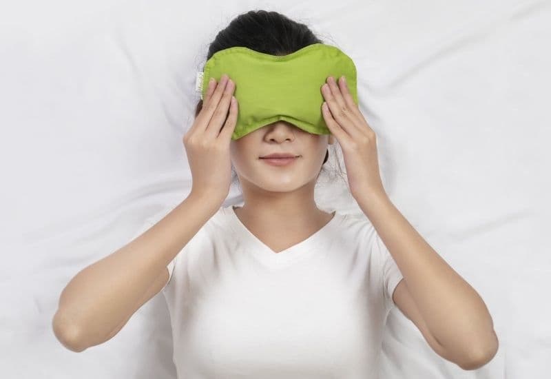Đau mắt đỏ chườm nóng hay lạnh giúp giảm rát?