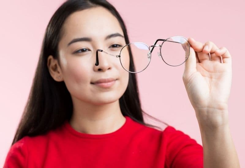 Cận thị là tình trạng mắt nhìn rõ các vật ở gần nhưng khó quan sát những vật ở xa