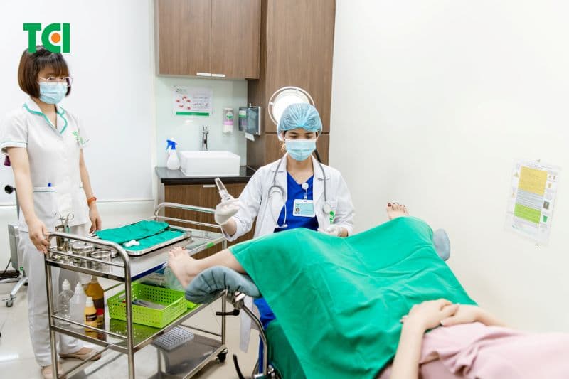 Thăm khám và hoàn thành các xét nghiệm cần thiết giúp bác sĩ đánh giá tình trạng sức khỏe trước khi cắt polyp.