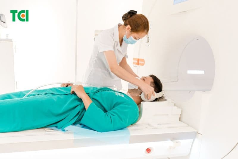 Các phương pháp chẩn đoán hình ảnh như MRI, CT giúp phát hiện tổn thương sớm.