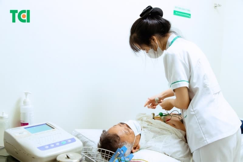 Tại Thu Cúc TCI, người bệnh được thăm khám bởi đội ngũ bác sĩ Tim mạch giàu kinh nghiệm cùng thiết bị holter điện tâm đồ, điện tim,... hỗ trợ chẩn đoán bệnh lý.
