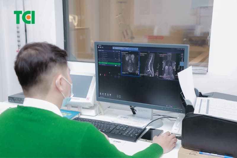 Bác sĩ chỉ định chụp X-quang, CT hoặc MRI khi nghi ngờ có tổn thương đĩa đệm, rạn nứt xương hay chèn ép tủy sống