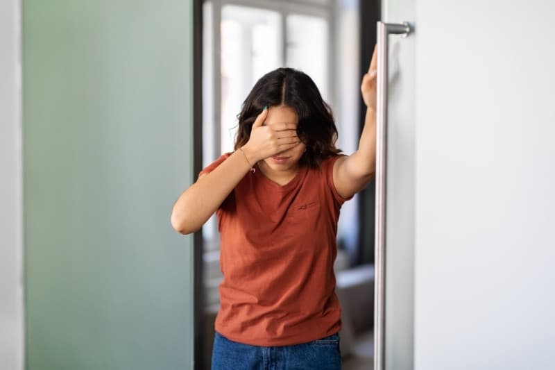 Cơ cổ co cứng làm hạn chế lượng máu lưu thông lên tuần hoàn não, dẫn đến cơn đau đầu, chóng mặt