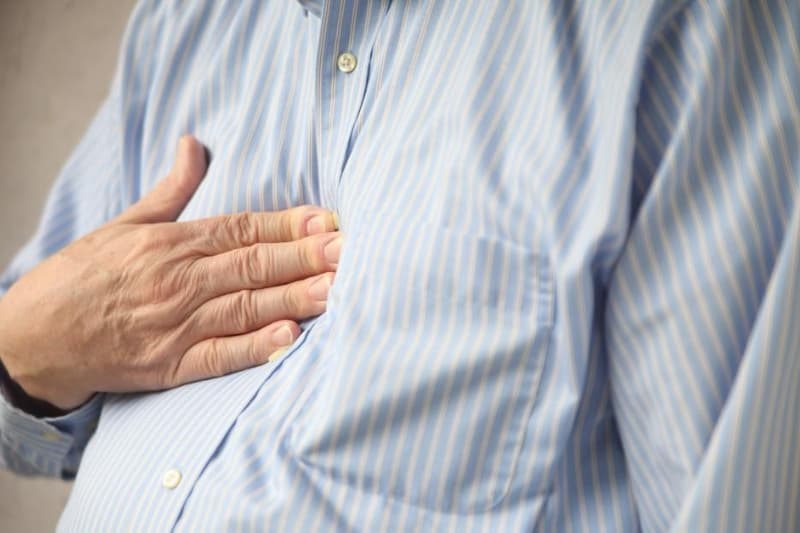 Ngoài bị ợ nóng, đầy bụng, ợ chua hoặc xuất hiện vị chua trong miệng, người bệnh có thể xuất hiện cơn đau ở xương ức