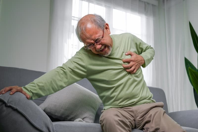 Người bệnh nhồi máu cơ tim thường cảm thấy đau ngực trái đột ngột đi kèm với cảm giác bị bóp nghẹn