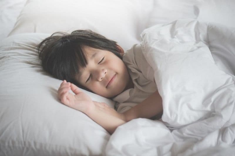 Để trẻ 5 tuổi dễ vào giấc ngủ hơn, cha mẹ nên tập trung xây dựng thói quen ngủ đều đặn và không gian thư giãn