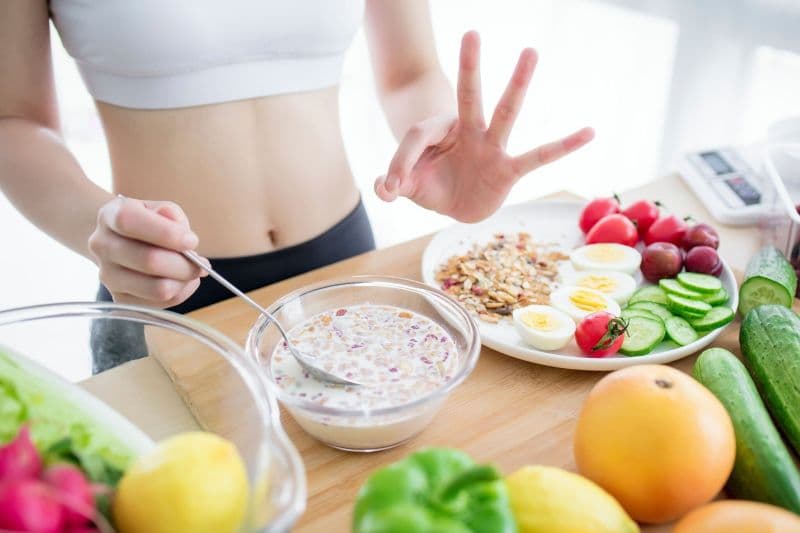 Chế độ ăn cân bằng và duy trì cân nặng phù hợp góp phần hỗ trợ hoạt động nội tiết ổn định.