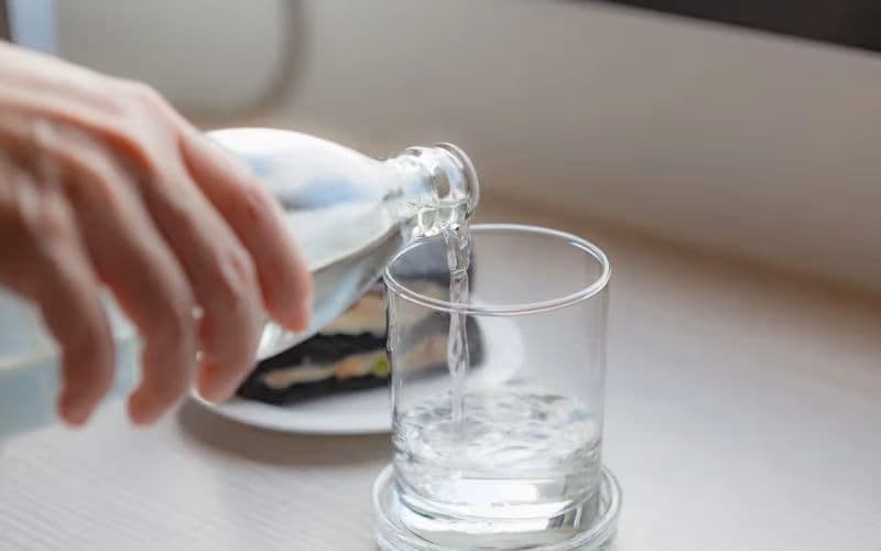 Uống đủ nước là một trong những biện pháp quan trọng giúp hạn chế táo bón khi bổ sung sắt