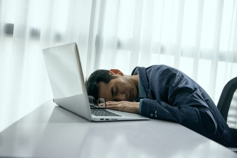Mất ngủ kinh niên có thể gây ảnh hưởng đến sức khỏe thể chất, tinh thần và chất lượng cồn việc của người bệnh