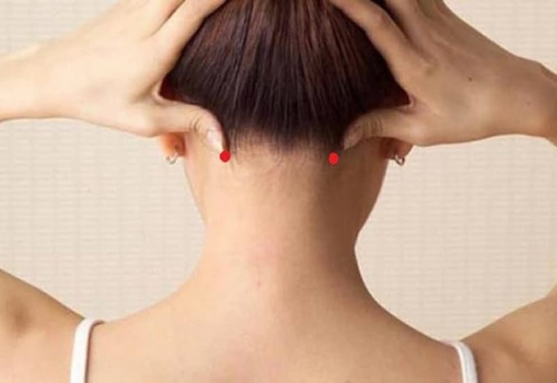 Huyệt Phong trì chữa đau đầu hiệu quả