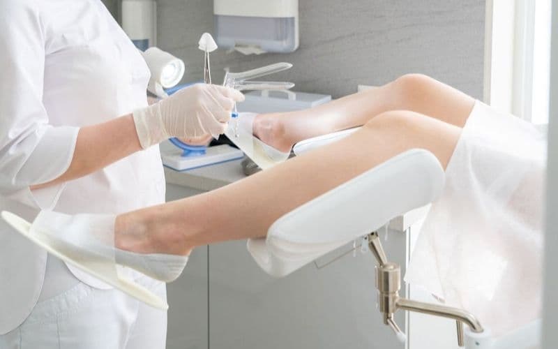 Khám viêm cổ tử cung thường không gây đau nhiều, nhưng chị em có thể cảm thấy hơi căng tức và khó chịu