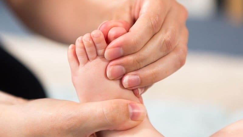 Cha mẹ không nên day ấn mạnh hoặc cố tìm và tác động sâu vào các huyệt đạo khi bấm huyệt chân cho trẻ nhỏ