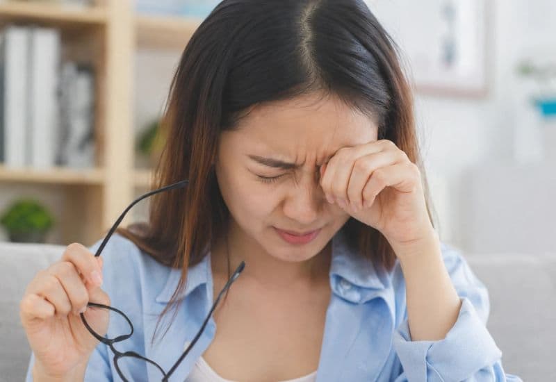 mắt đỏ 1 bên