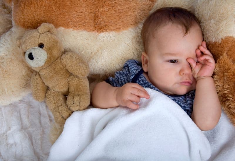 mắt sưng đỏ và đau