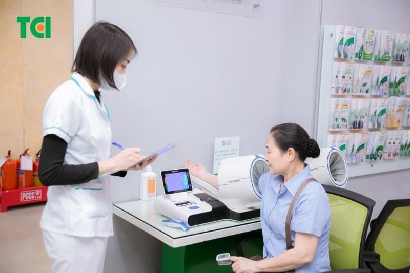 Khi huyết áp bất thường kéo dài hoặc xuất hiện dấu hiệu cảnh báo, người bệnh nên thăm khám sớm thay vì tự điều trị tại nhà.