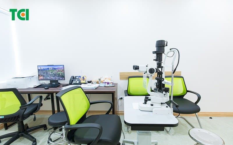 Bác sĩ làm việc tại cơ sở uy tín sẽ có đủ thiết bị khám nhãn khoa hiện đại