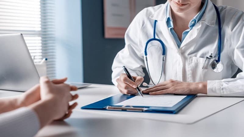 Bác sĩ ngoại khoa tư vấn hướng điều trị phù hợp cho bệnh nhân