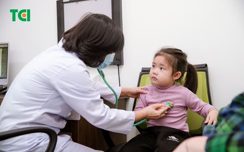 Theo dõi sự tăng trưởng của trẻ cũng là điều phụ huynh quan tâm khi cho con khám nội khoa