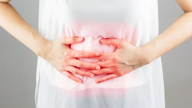 Ra máu âm đạo kèm đau bụng hoặc co thắt trong thai kỳ là dấu hiệu cần được bác sĩ Sản khoa kiểm tra.