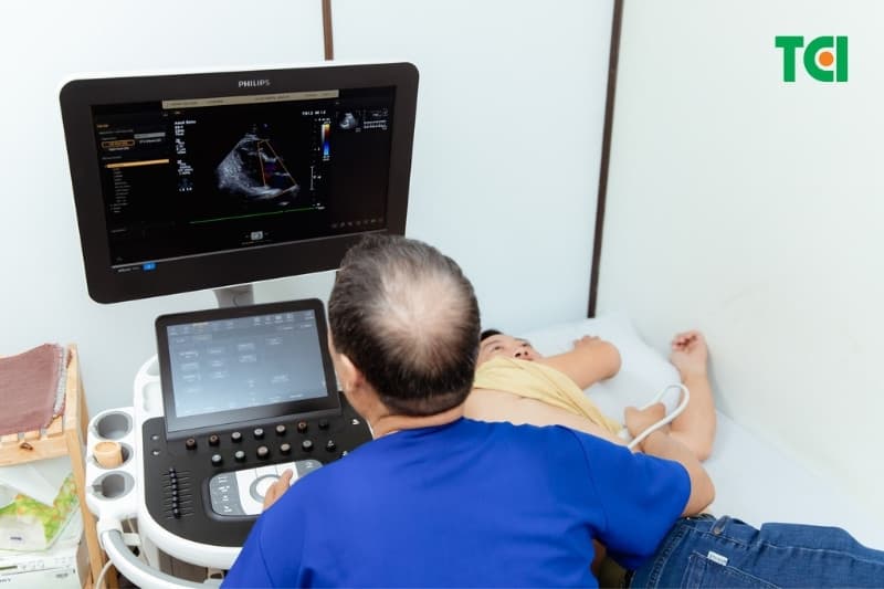 Siêu âm tim cung cấp hình ảnh chi tiết về cấu trúc van tim, tìm nguyên nhân bệnh lý tim mạch