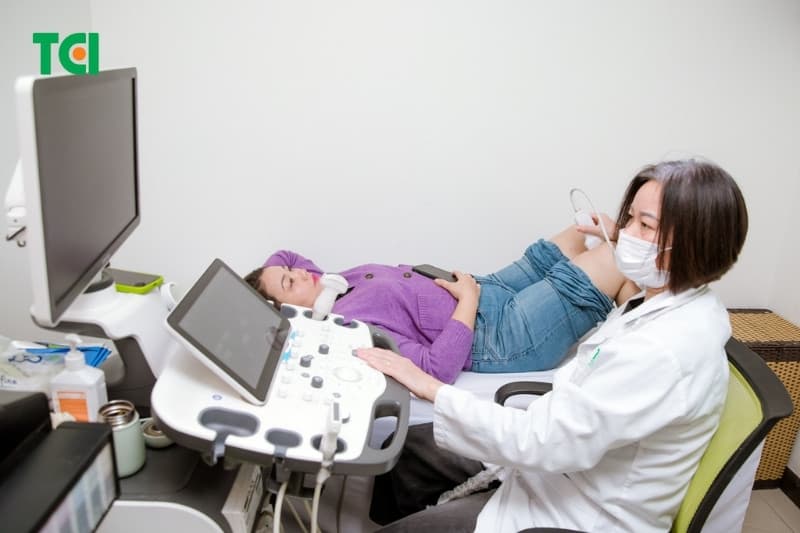 Siêu âm khớp gối giúp đánh giá chi tiết tình trạng tràn dịch, gai sụn và độ dày màng dịch khớp