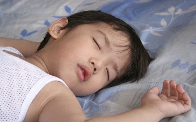 Không phải mọi trường hợp trẻ ngủ ngáy đều cần điều trị