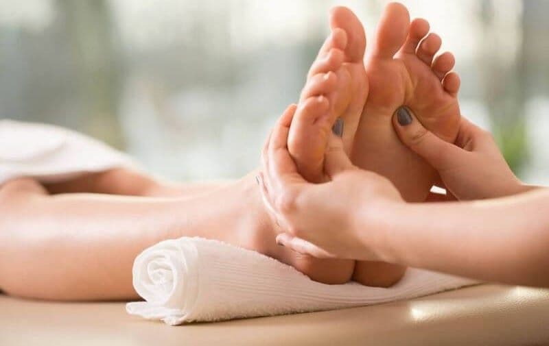 Khi bấm huyệt chân cho người già, mục tiêu nên ưu tiên sự thư giãn và dễ chịu thay vì sử dụng lực mạnh