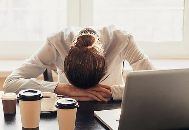 Đau đầu căng thẳng thường gây cảm giác đau âm ỉ, bó chặt hoặc như có một vòng siết quanh đầu