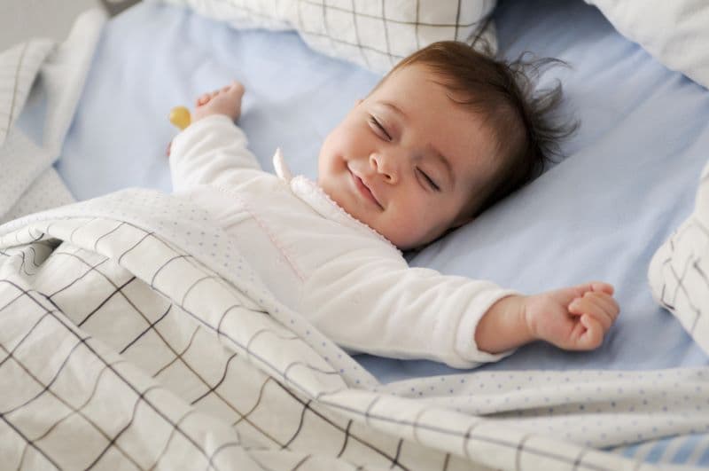 Trẻ nhỏ có thể thức giấc nhiều lần trong đêm và thói quen ngủ thường thay đổi theo quá trình phát triển