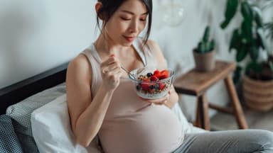 Ốm nghén thực đơn cho bà bầu 3 tháng đầu: Dinh dưỡng khoa học và giảm nôn hiệu quả