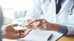 Thuốc huyết áp: Vì sao cần dùng đều đặn và không tự ý ngừng thuốc?
