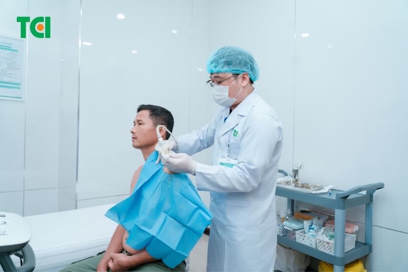 Khi các biện pháp thông thường không mang lại hiệu quả, bác sĩ có thể chỉ định tiêm nội khớp để giảm viêm nhanh chóng