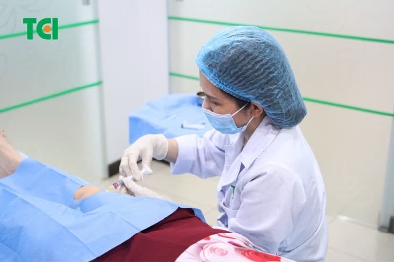Trong một số trường hợp, bác sĩ có thể cân nhắc các phương pháp tiêm nội khớp hỗ trợ giảm đau, giảm viêm và cải thiện vận động