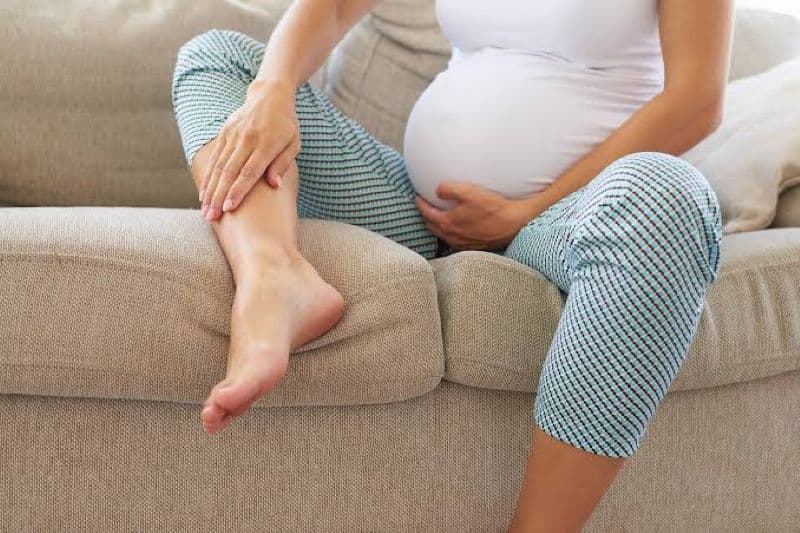 Phù mặt, bàn tay kèm tăng huyết áp, đau đầu hoặc nhìn mờ là những bất thường thai phụ không nên chủ quan.